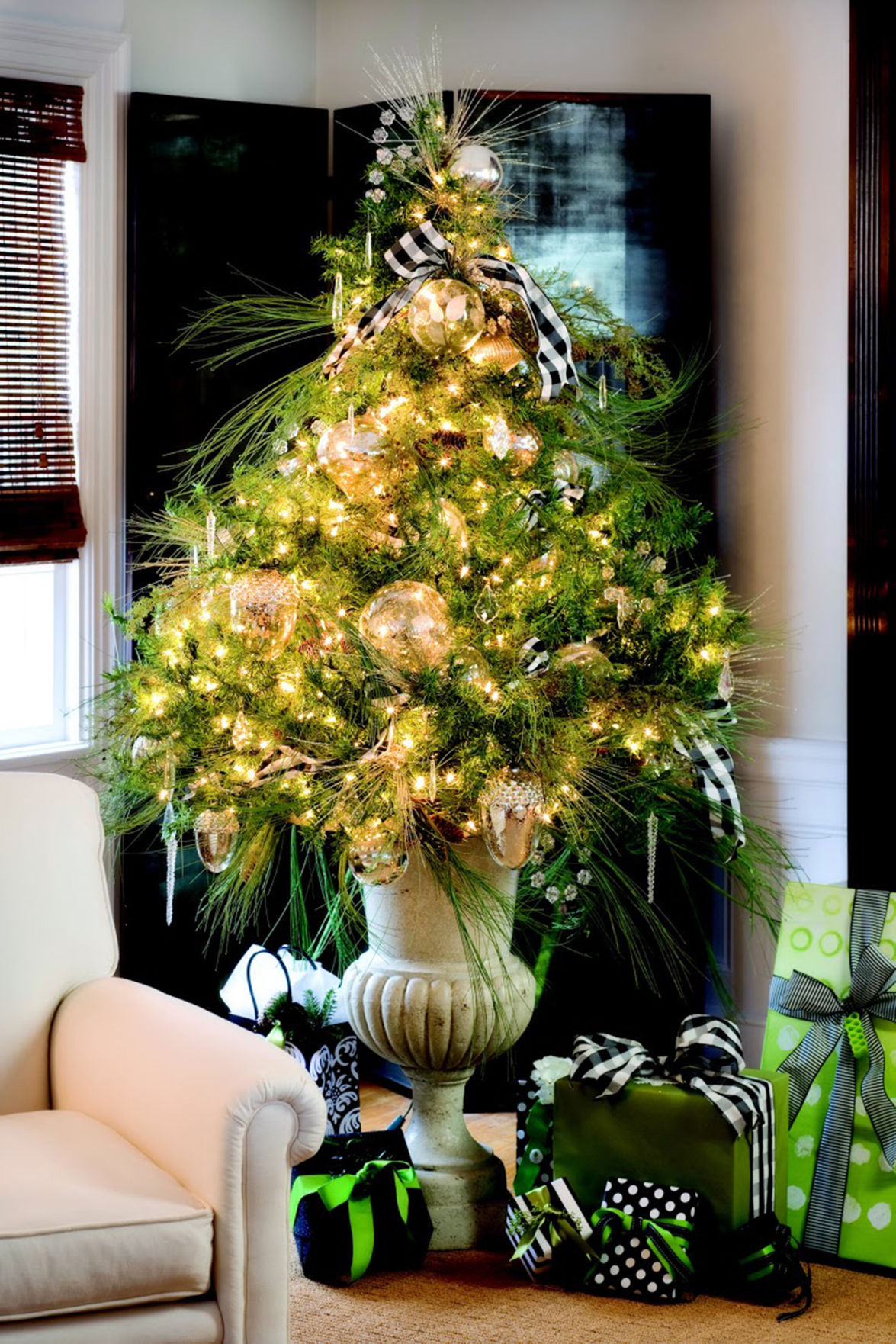 How to trim a tremendous Christmas tree